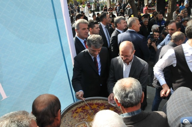 CUMHURBAŞKANI ERDOĞAN'DAN KONYALILARA AŞURE İKRAMI 9