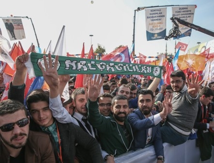 Konya Davutoğlu'nu bağrına bastı 1