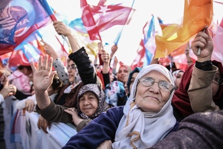 Konya Davutoğlu'nu bağrına bastı 2