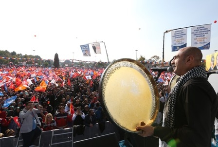 Konya Davutoğlu'nu bağrına bastı 30