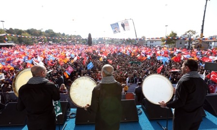 Konya Davutoğlu'nu bağrına bastı 32
