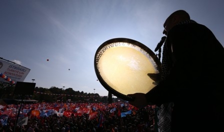 Konya Davutoğlu'nu bağrına bastı 33