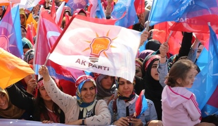 Konya Davutoğlu'nu bağrına bastı 34