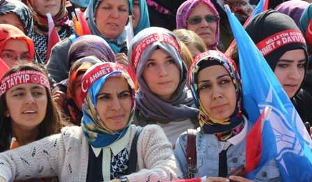 Konya Davutoğlu'nu bağrına bastı 36