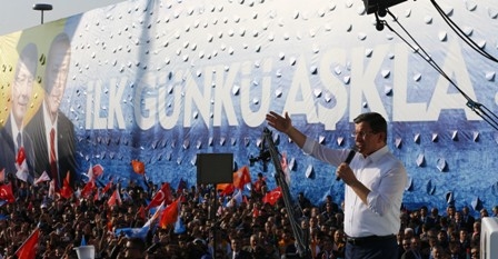 Konya Davutoğlu'nu bağrına bastı 38
