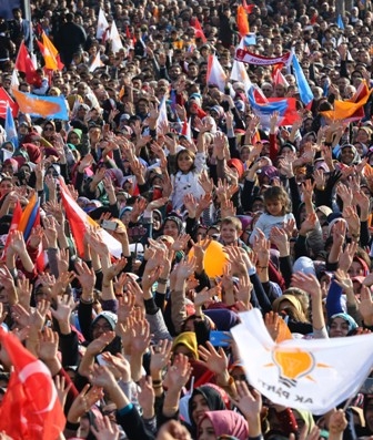 Konya Davutoğlu'nu bağrına bastı 40