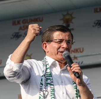 Konya Davutoğlu'nu bağrına bastı 44