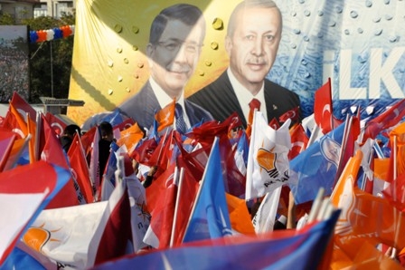 Konya Davutoğlu'nu bağrına bastı 48