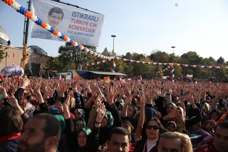Konya Davutoğlu'nu bağrına bastı 66
