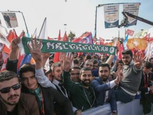 Konya Davutoğlu'nu bağrına bastı