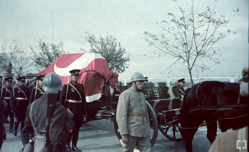 Atatürk’ün naaşının orjinal nakil fotoğrafları 4