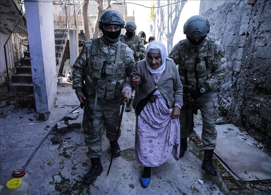 TERÖR  MAĞDURU AİLEYİ MEHMETÇİK KURTARDI 15