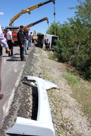 Öğrencileri taşıyan midibüs devrildi: 1 ÖLÜ, 20 YARALI 16