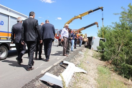 Öğrencileri taşıyan midibüs devrildi: 1 ÖLÜ, 20 YARALI 17