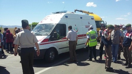 Öğrencileri taşıyan midibüs devrildi: 1 ÖLÜ, 20 YARALI 3