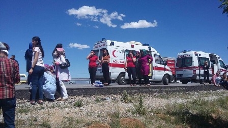 Öğrencileri taşıyan midibüs devrildi: 1 ÖLÜ, 20 YARALI 4