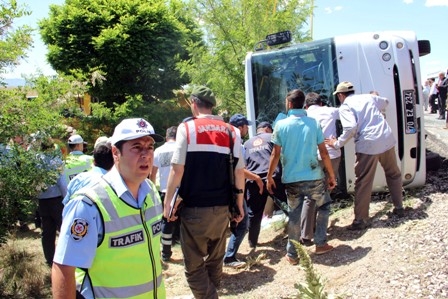 Öğrencileri taşıyan midibüs devrildi: 1 ÖLÜ, 20 YARALI 5