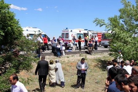 Öğrencileri taşıyan midibüs devrildi: 1 ÖLÜ, 20 YARALI 8