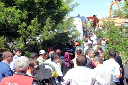 Öğrencileri taşıyan midibüs devrildi: 1 ÖLÜ, 20 YARALI 9