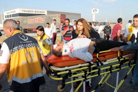 Konya'da Minibüs ile Otomobil Çarpıştı: 1 Ölü 9