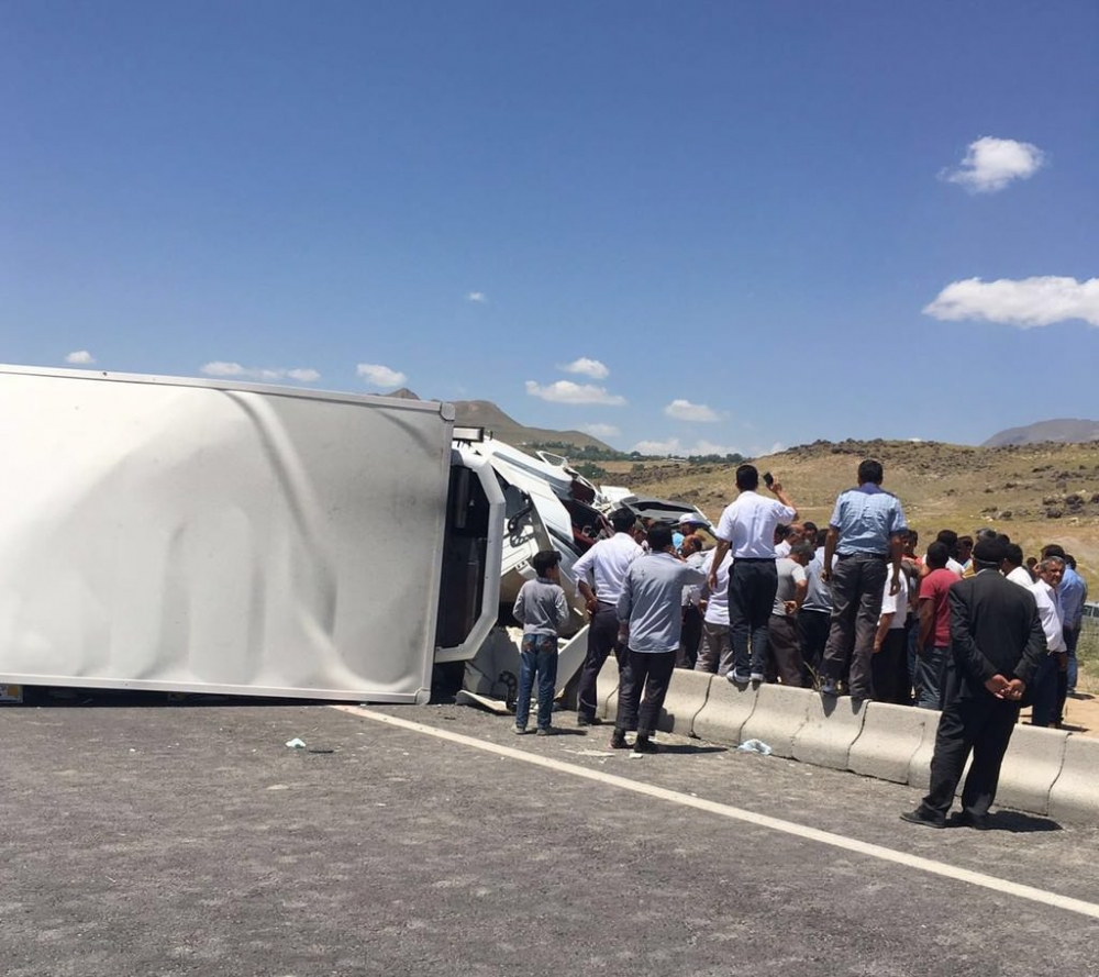 Düğün konvoyunun mutluluğu yarım kaldı: 20 yaralı 12