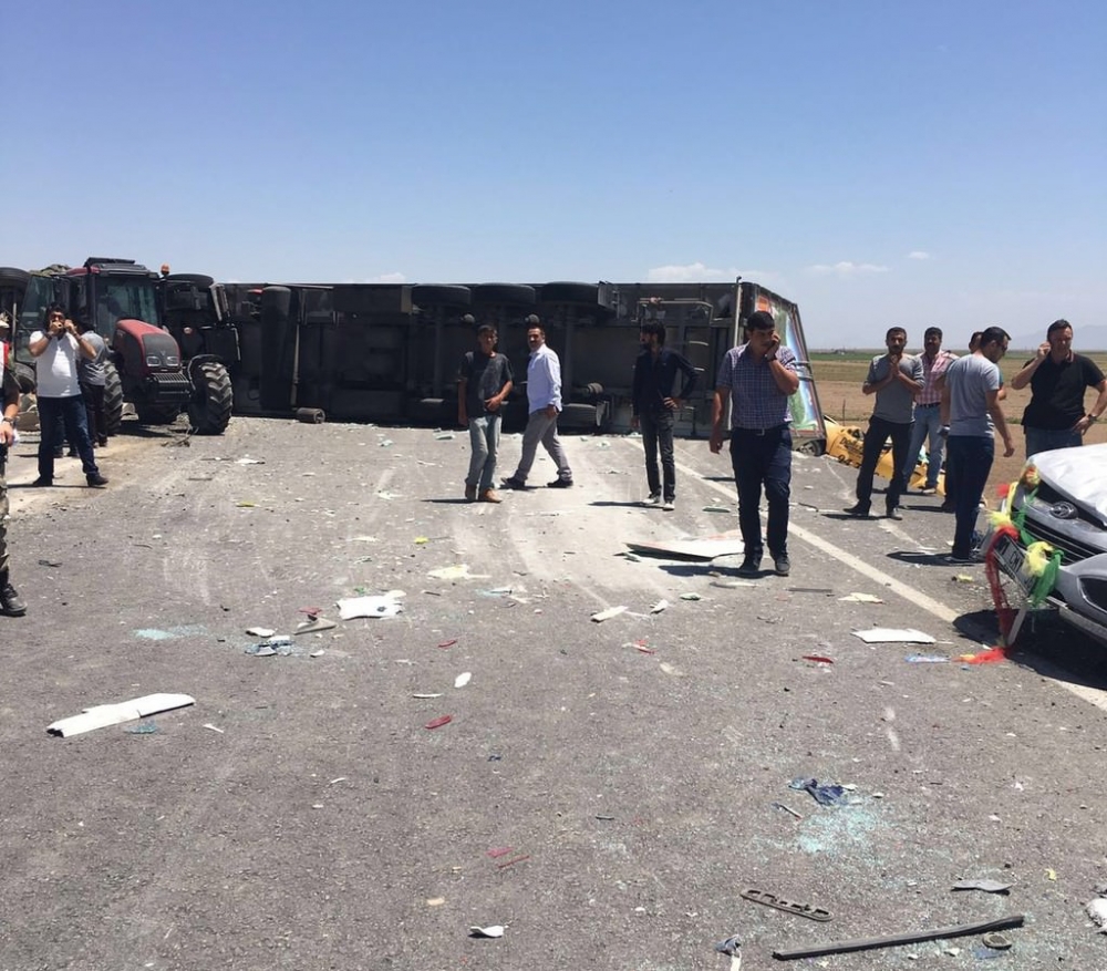 Düğün konvoyunun mutluluğu yarım kaldı: 20 yaralı 14