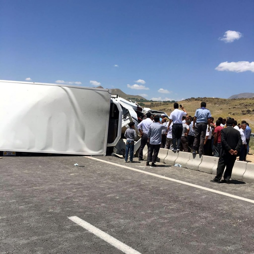 Düğün konvoyunun mutluluğu yarım kaldı: 20 yaralı 19