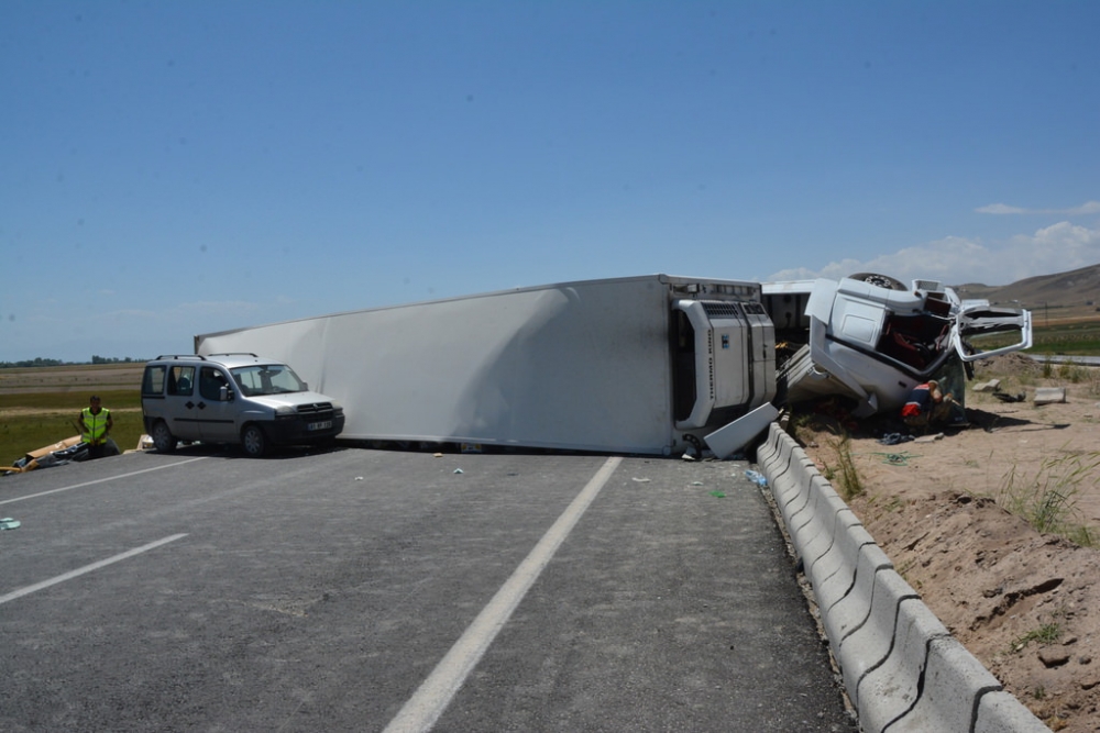 Düğün konvoyunun mutluluğu yarım kaldı: 20 yaralı 4