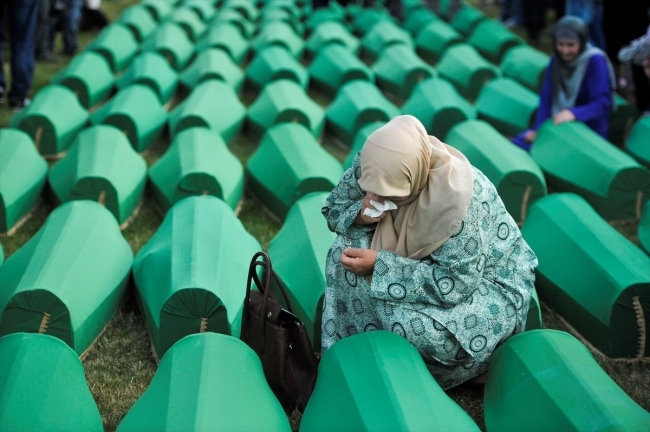 Srebrenitsa kurbanlarının tabutları Potoçari Şehitliğinde 10