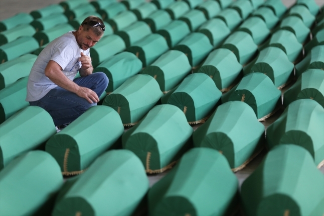 Srebrenitsa kurbanlarının tabutları Potoçari Şehitliğinde 11