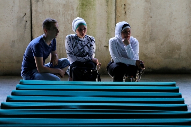 Srebrenitsa kurbanlarının tabutları Potoçari Şehitliğinde 12