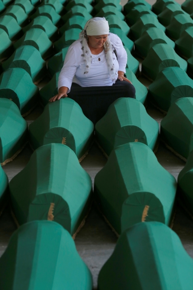 Srebrenitsa kurbanlarının tabutları Potoçari Şehitliğinde 13