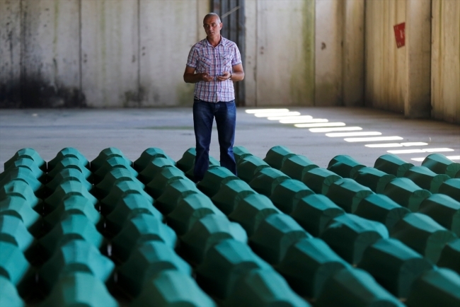 Srebrenitsa kurbanlarının tabutları Potoçari Şehitliğinde 15
