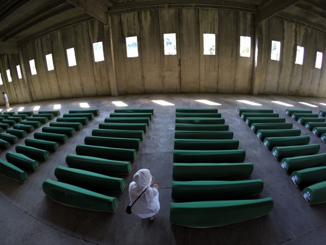 Srebrenitsa kurbanlarının tabutları Potoçari Şehitliğinde 16