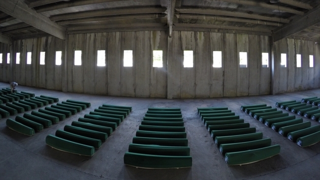Srebrenitsa kurbanlarının tabutları Potoçari Şehitliğinde 17