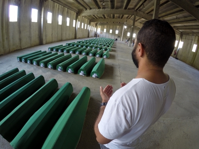 Srebrenitsa kurbanlarının tabutları Potoçari Şehitliğinde 18