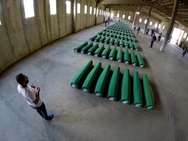 Srebrenitsa kurbanlarının tabutları Potoçari Şehitliğinde 19