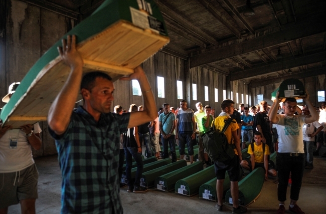 Srebrenitsa kurbanlarının tabutları Potoçari Şehitliğinde 2