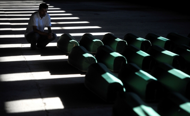 Srebrenitsa kurbanlarının tabutları Potoçari Şehitliğinde 20