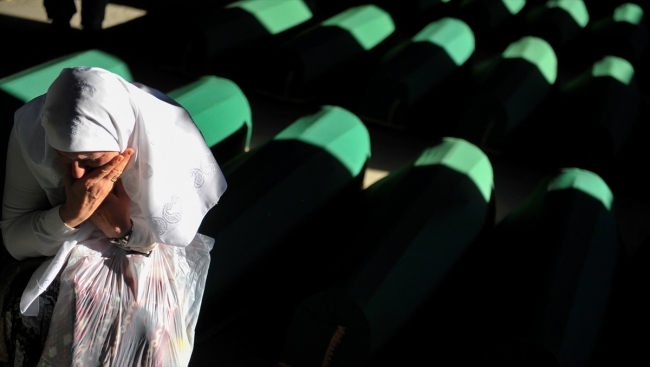 Srebrenitsa kurbanlarının tabutları Potoçari Şehitliğinde 22
