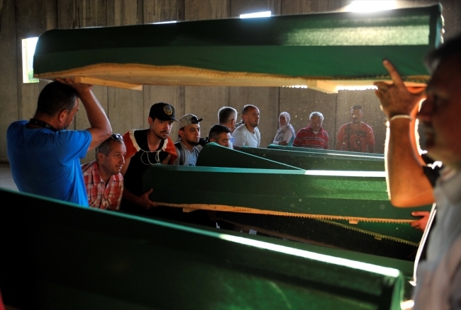 Srebrenitsa kurbanlarının tabutları Potoçari Şehitliğinde 4