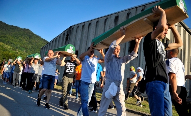 Srebrenitsa kurbanlarının tabutları Potoçari Şehitliğinde 5