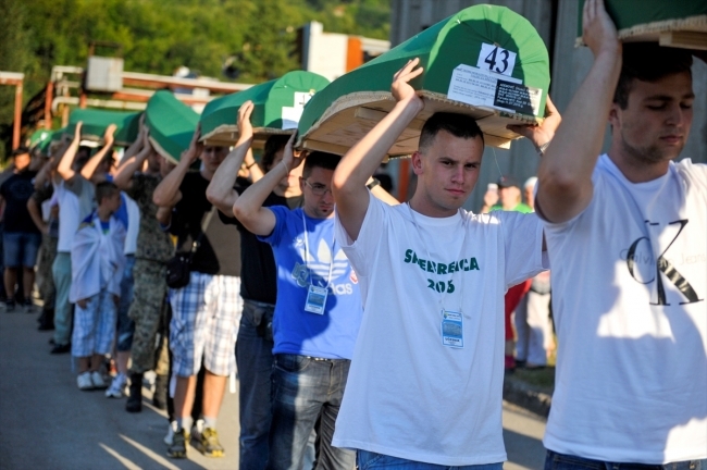 Srebrenitsa kurbanlarının tabutları Potoçari Şehitliğinde 6