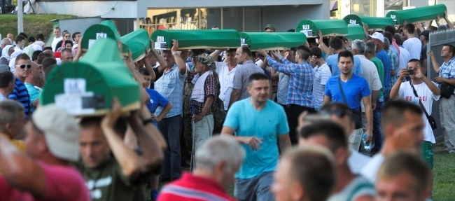 Srebrenitsa kurbanlarının tabutları Potoçari Şehitliğinde 7