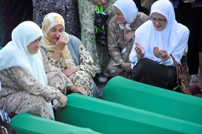 Srebrenitsa kurbanlarının tabutları Potoçari Şehitliğinde 8