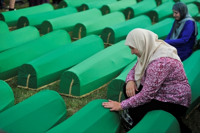 Srebrenitsa kurbanlarının tabutları Potoçari Şehitliğinde 9