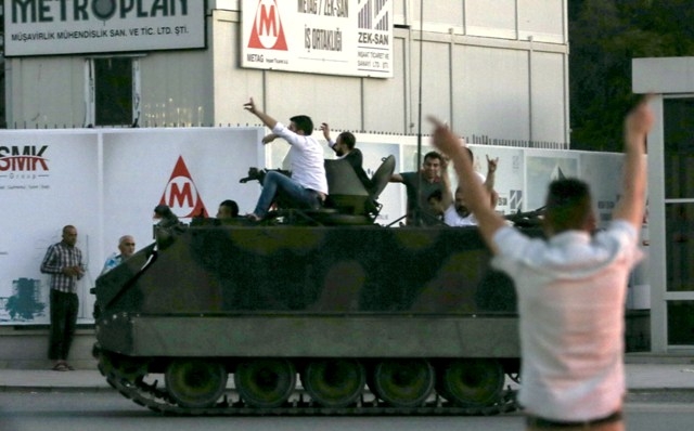 MİLLET DARBEYE GEÇİT VERMEDİ 165