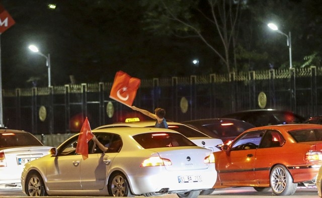 MİLLET DARBEYE GEÇİT VERMEDİ 184