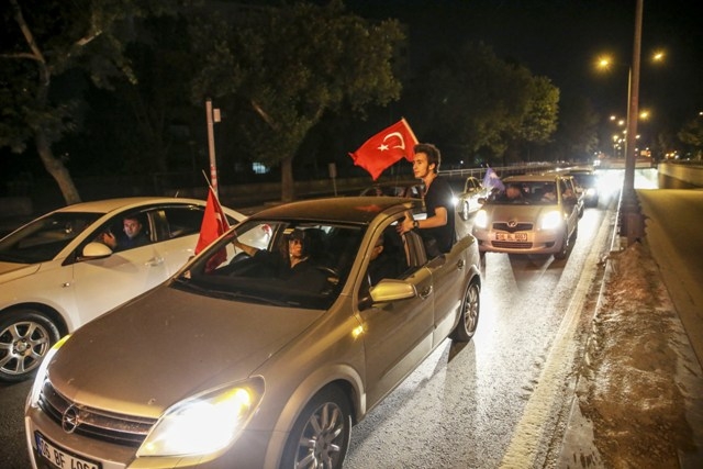 MİLLET DARBEYE GEÇİT VERMEDİ 185
