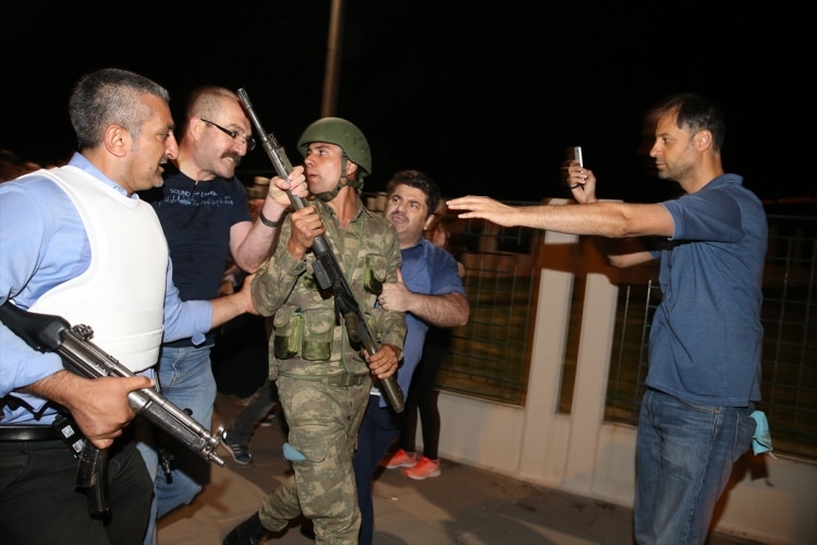 İşte tutuklanan komutanlar 40